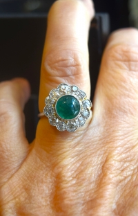Prsten v platině s brilianty a smaragdem